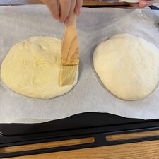 パン生地に刷毛でバターを塗る