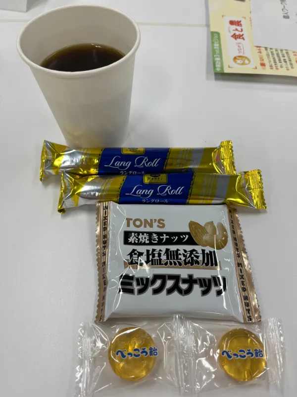 用意されたおやつとコーヒー